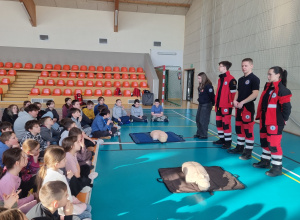 Uczniowie i ratownicy