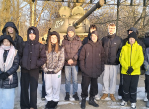 Uczniowie pozują do zdjęcia