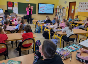 Uczniowie siedzą w sali