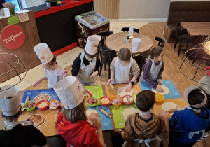 Uczniowie przygotowują pizzę