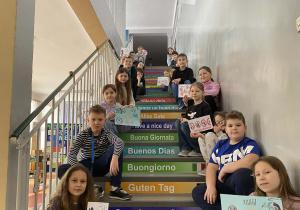 Uczniowie siedzą na schodach