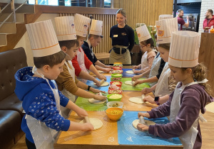 Uczniowie przygotowują pizzę