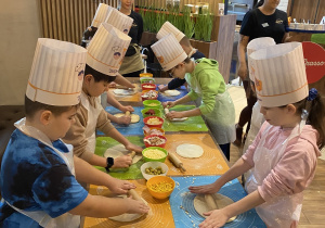 Uczniowie przygotowują pizzę