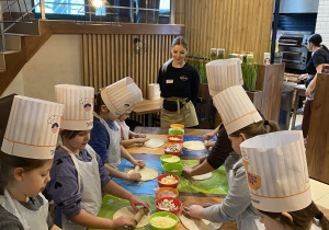 Uczniowie przygotowują pizzę