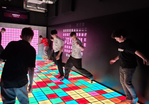 Uczniowie w sali Pixel