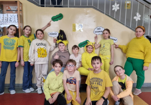 Grupa uczniów pozuje do zdjęcia ubrana w żółte kolory