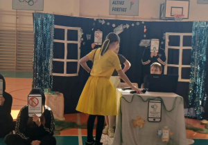 Scena z udziałem Złotej Rybki