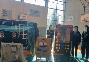 Scena ze spektaklu ukazująca zderzenie świata realnego z wirtualnym