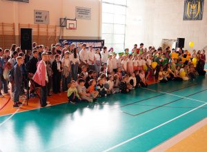 Wszyscy uczniowie pozują do zdjęcia.