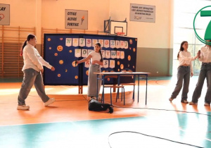 Uczennice klasy 8 odgrywają swoje role