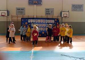 Uczniowie klasy 1 śpiewają piosenkę