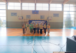 Uczniowie klasy 2 a śpiewają piosenkę