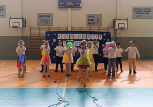 Uczniowie klasy 2 b śpiewają piosenkę i tańczą