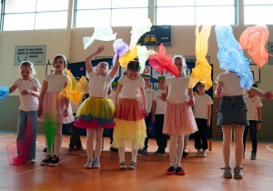 Uczniowie klasy 2 b prezentują układ taneczny