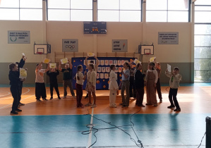 Uczniowie klasy 4 a śpiewają piosenkę