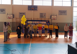 Uczniowie klasy 4 b odgrywają swoje role