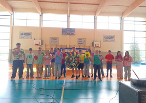 Uczniowie klasy 5 śpiewają piosenkę