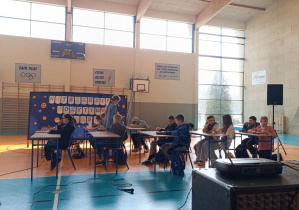 Uczniowie klasy 6 siedzą w ławkach