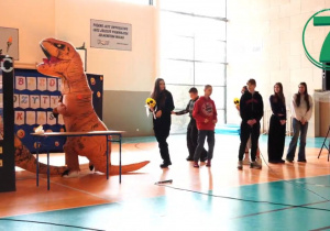 Uczniowie klasy 7 schodzą ze sceny