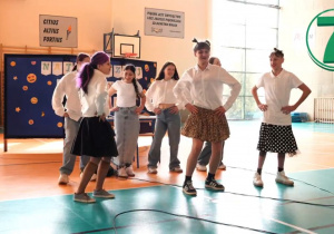 Uczniowie klasy 8 prezentują układ taneczny