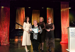 Cztery osoby dorosłe stoją na scenia