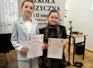Uczennice pozują do zdjęcia