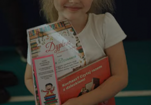 Uczennica pozuje do zdjęcia