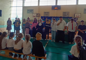Uczniowie występują na scenie