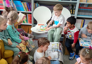 Dzieci w bibliotece oglądają książki