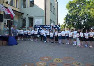 Uczniowie klasy I pozują do zdjęcia