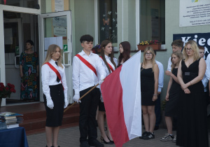Uczniowie pozują do zdjecia