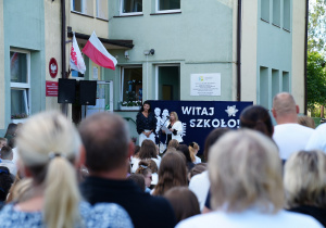 Nauczyciele, rodzice i uczniowie na uroczystości rozpoczęcia roku szkolnego