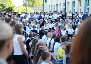 Nauczyciele, rodzice i uczniowie na uroczystości rozpoczęcia roku szkolnego