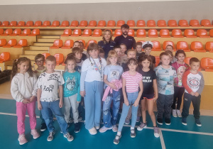 Grupa dzieci pozuje z funkcjonariuszami policji do zdjęcia