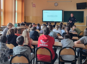 Uczniowie siedzą w klasie i słuchają wykładu