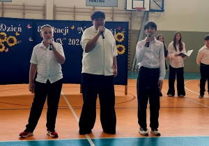 Trzech uczniów śpiewa