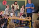Uczniowie słuchają osoby niewidomej