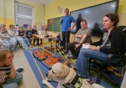 Uczniowie słuchają osób z fundacji