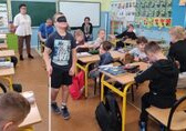 Uczniowie słuchają osób z fundacji